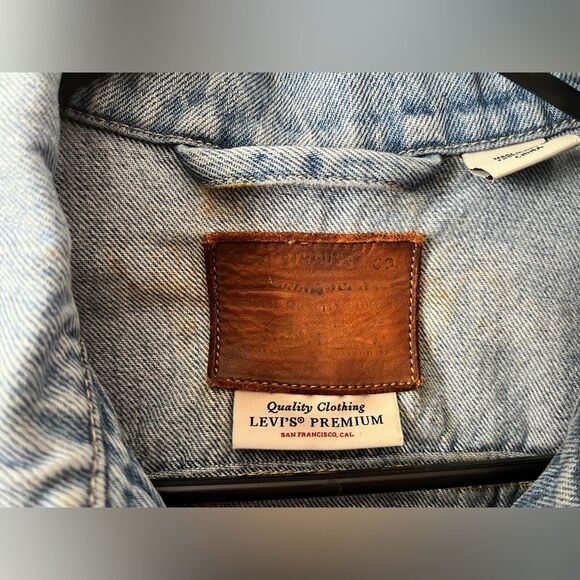 levis ex boyfriend trucker jean jacket Zippers on sleeves, distressed, size M - Picture 6 of 8